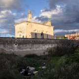 La villa � incastonata in possenti mura di recinzione in pietra chiara